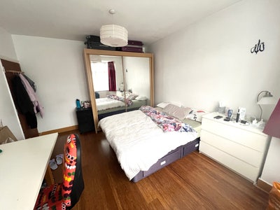 Bright, clean double Room- N22- 5 mins from tube.  Main Photo