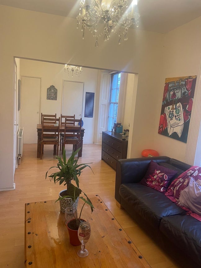 Double Room in Oval Flatshare Main Photo
