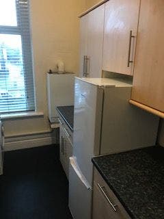 A big double bedroom is available in a big two bed Main Photo