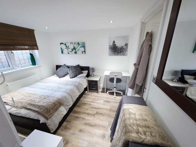 Large Furnished Double Room  Main Photo