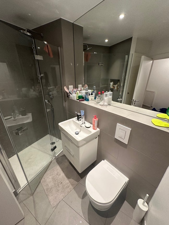 1 female Fulham Broadway  Main Photo