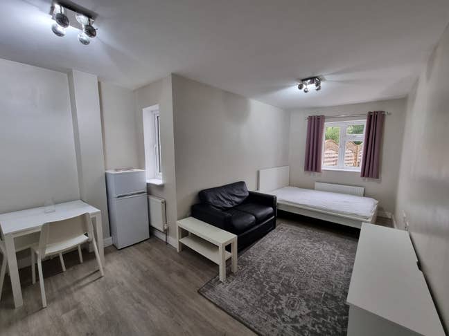 Double En-suite Room to let Main Photo
