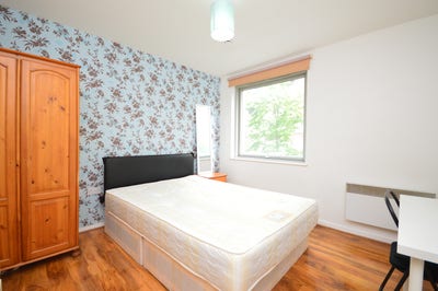 Double Room in Shared Flat - E14  Main Photo