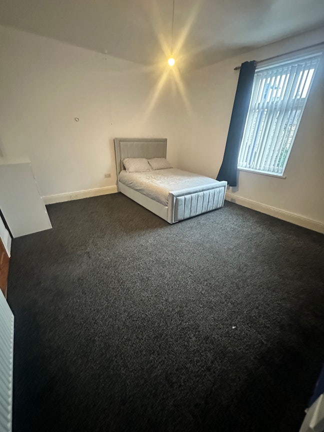 Extra Large Double Room in BD8 Great Location Main Photo