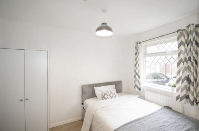 Bills inc Bright+Spacious | 4 Min Walk from Stat Main Photo