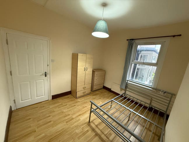 Spacious Bedroom in a Prime Location of E15 Main Photo