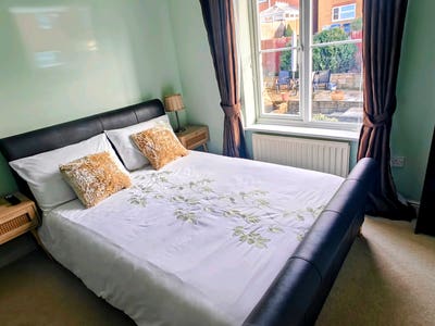 Quiet double with private bathroom & parking Main Photo