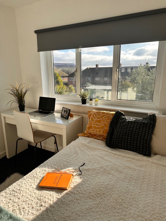 Stunning Double En-suite Room Soon Available!  Main Photo