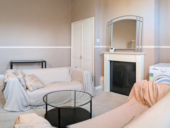 Spacious, one-bedroom flat near city centre Main Photo