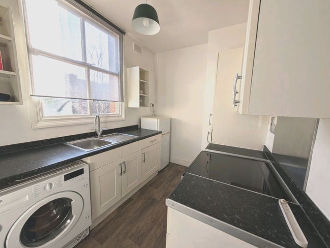 Spacious, one-bedroom flat near city centre Main Photo