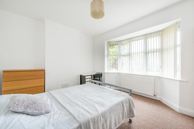 Spacious Double Room | Free Rent* Main Photo