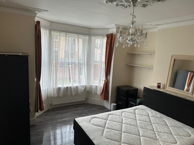 Immaculate and Luxury Room in a Grande house  Main Photo