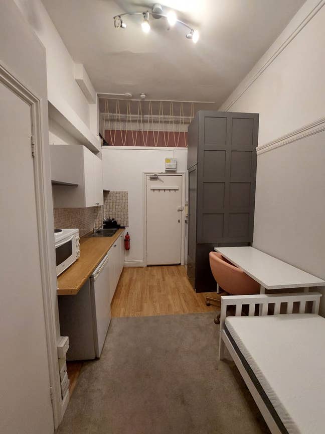 Lovely studio flat with **balcony** - zone 1 Main Photo