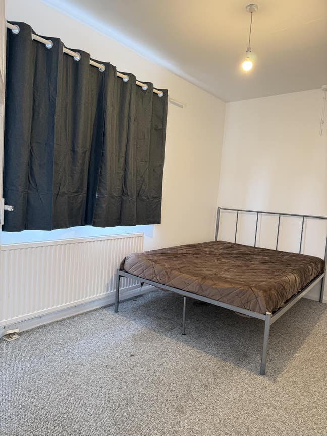 A spacious double room available  Main Photo