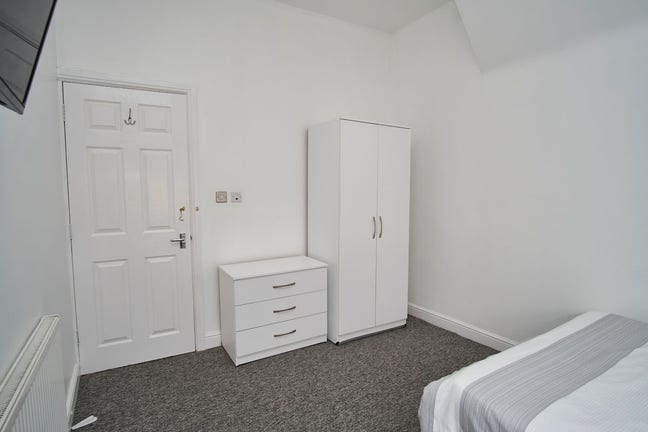 Spare Room Available In Modern 6-Bed House  Main Photo