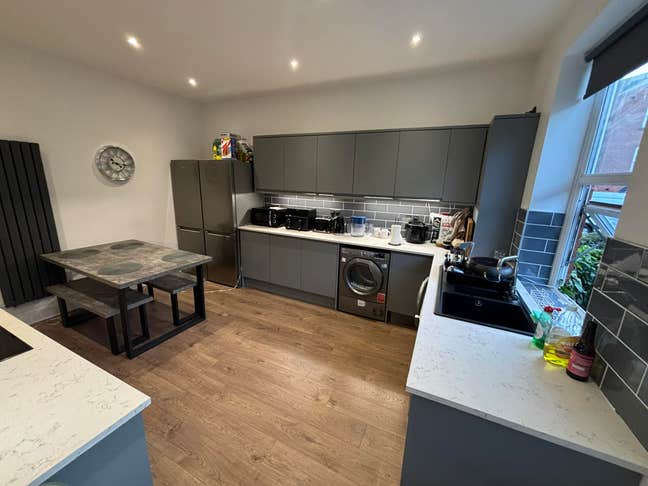 Lovely Ensuite Room - LS6 Main Photo