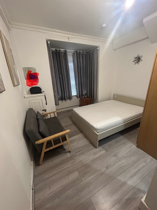 Spacious master bedroom ensuite full furnished. Main Photo