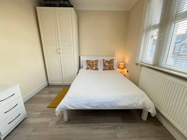 Large, sunny bedroom in a semi-detached home Main Photo