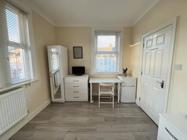 Sunny bedroom in a lovely modern home Main Photo