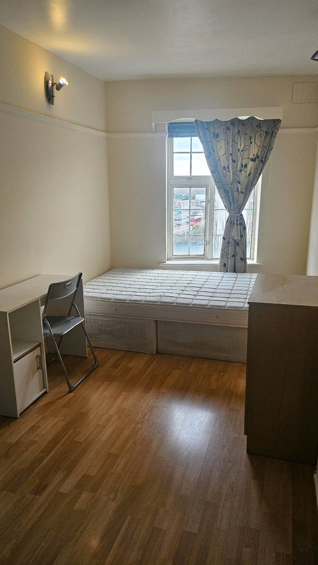 Large double size room furnished in finchley rd Main Photo