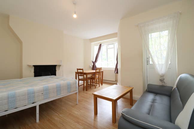 Spacuous Double Room with Balcony in W12 Main Photo