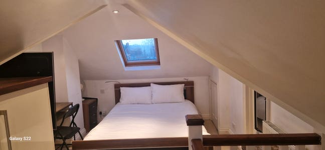 Loft conversion king-size bed with Ensuite Main Photo
