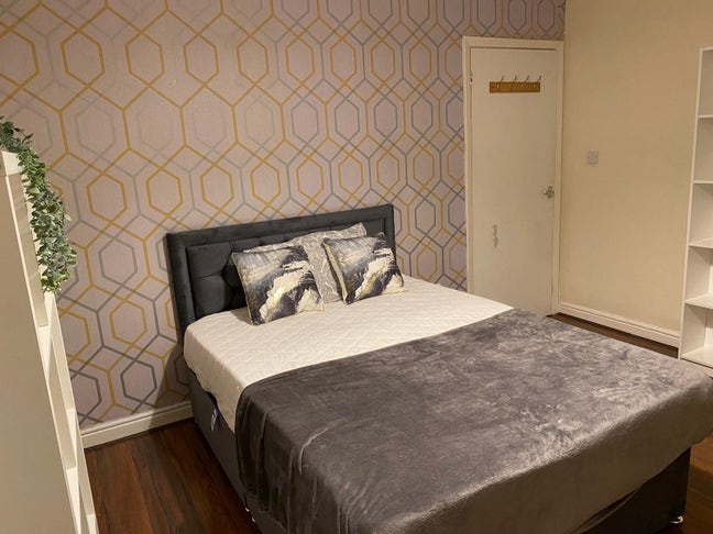 Large Room New Furniture Couples Accepted Main Photo