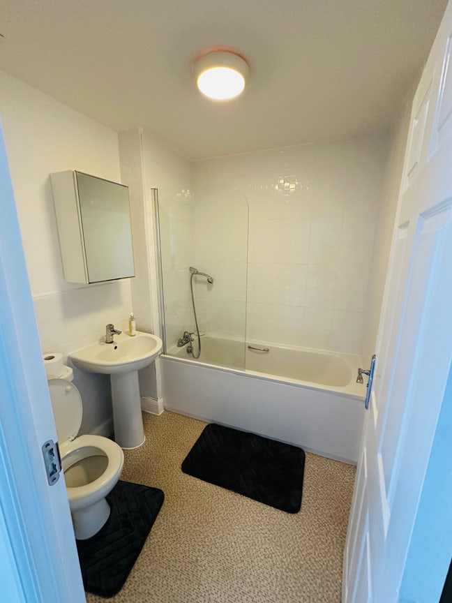 Double Bedroom Available In 3 Bedroom House  Main Photo