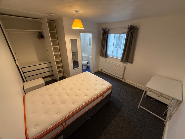 Double en-suite Room Available  Main Photo