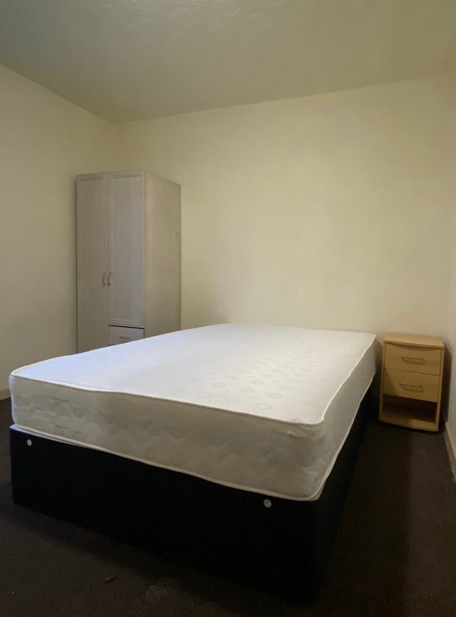 Double room with Shared bathroom - No deposit Main Photo