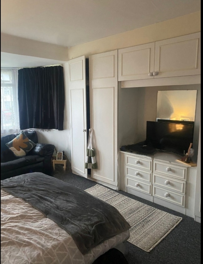 Room Available Now.  Large Double in Barnet Main Photo