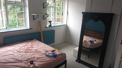 Single room in a family home Main Photo