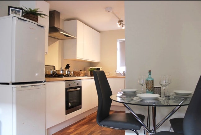 SW20 -Double -6 Mins to Train- Village Vibe Main Photo