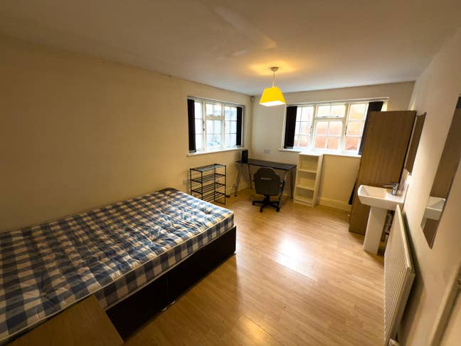 Reduced Double Rooms - Bills and WiFi Inc  - NG7 Main Photo