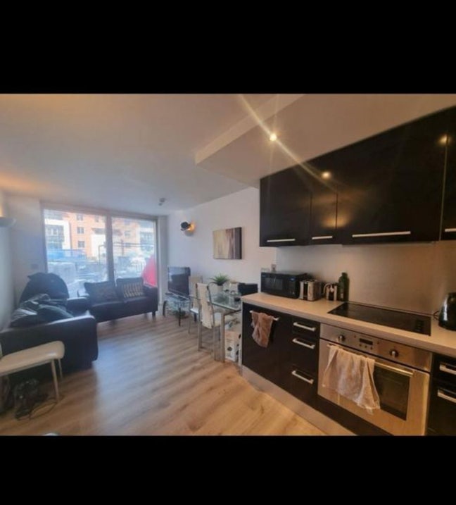 Room with Ensuite- Flat Main Photo