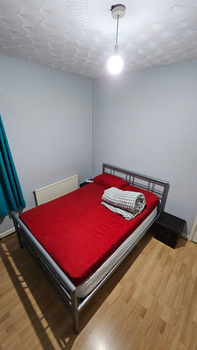 Single Bedroom in Spacious Riverside Terrace House Main Photo