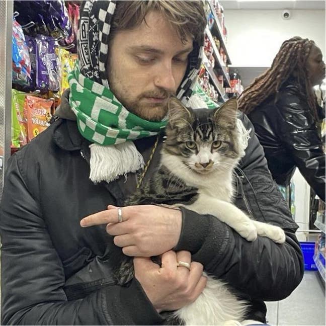 Looking for fellow angels to live with  Main Photo