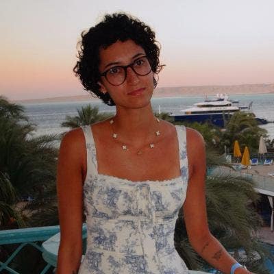 Professional Female seeks a double room Main Photo