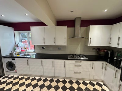 Large single bedroom with en-suite . Main Photo