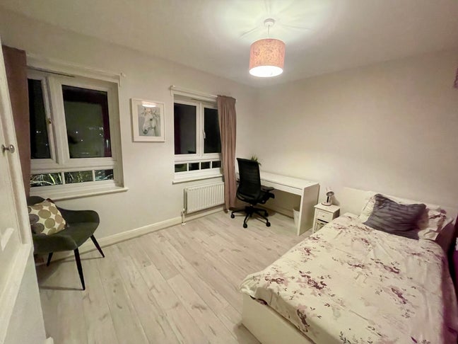 Bright Extra Large Room - All bills included Main Photo