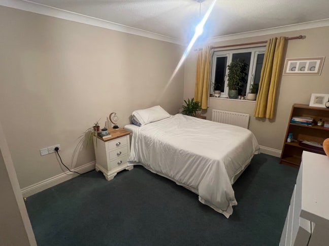 Large double room to rent - close to Town Centre Main Photo