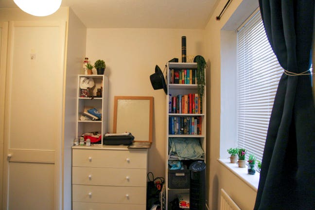 Double room available in a 2-bed riverside flat Main Photo