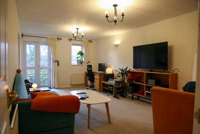 Double room available in a 2-bed riverside flat Main Photo