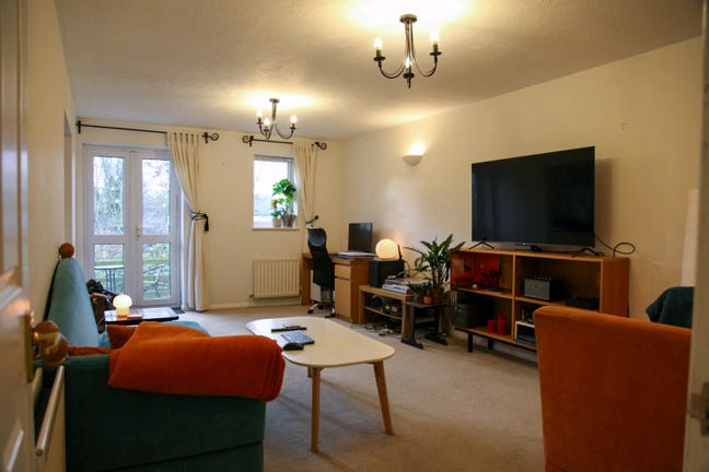 Double room available in a 2-bed riverside flat Main Photo