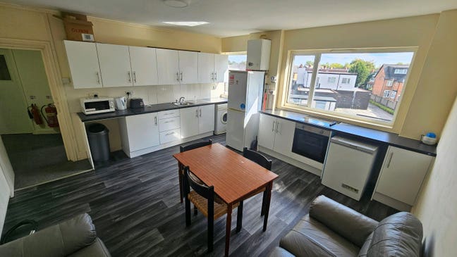 Fully furnished Double room- 4BHK Flat- Sellyoak Main Photo