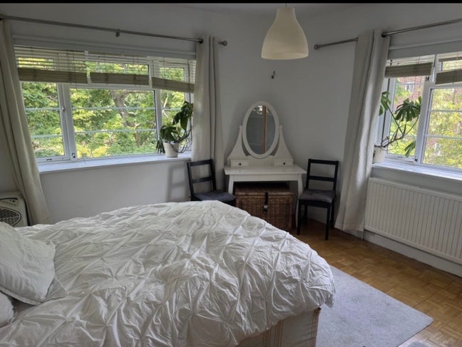 Zones 1/2   large double bedroom bills included  Main Photo