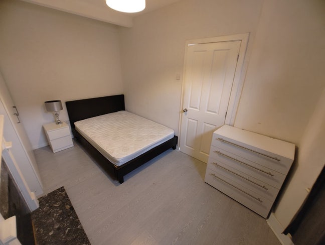 Room in Stratford | Bills Incl | 10 min to Station Main Photo