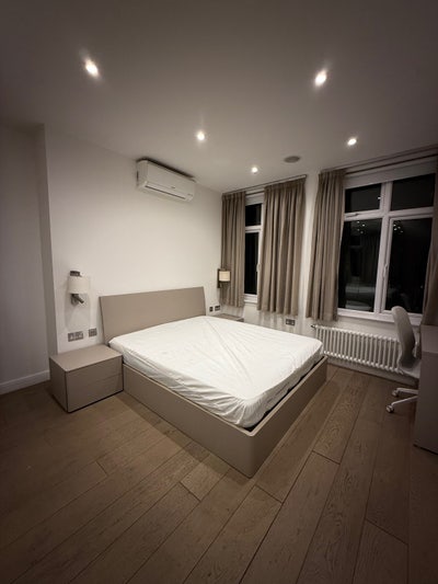 Spacious Double Room with Private Bathroom - Prime Main Photo
