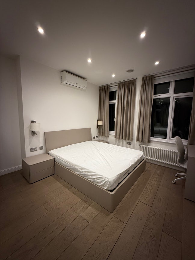 Spacious Double Room with Private Bathroom - Prime Main Photo