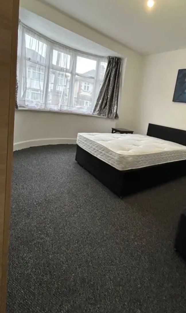 Big room available In sharing with one person. Main Photo